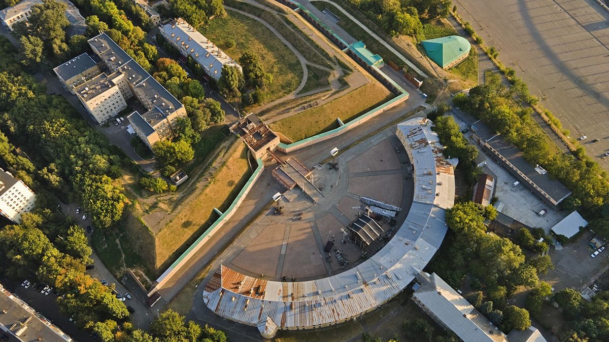 Залізниця в центрі міста та таємничі підземні ходи: у столиці проведуть екскурсію фортецею