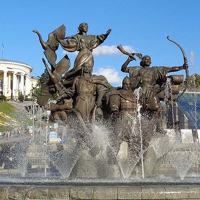 З пам'ятника засновникам Києва на Майдані зняли захисну конструкцію - 412x412