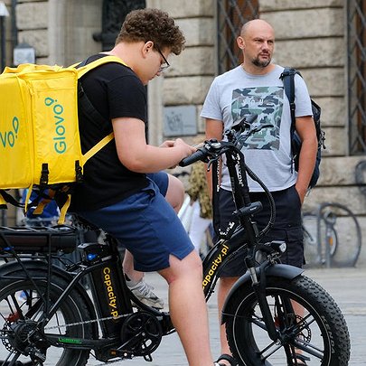 Glovo списував тисячі гривень на чайові кур'єрам: як відреагував сервіс - 412x412