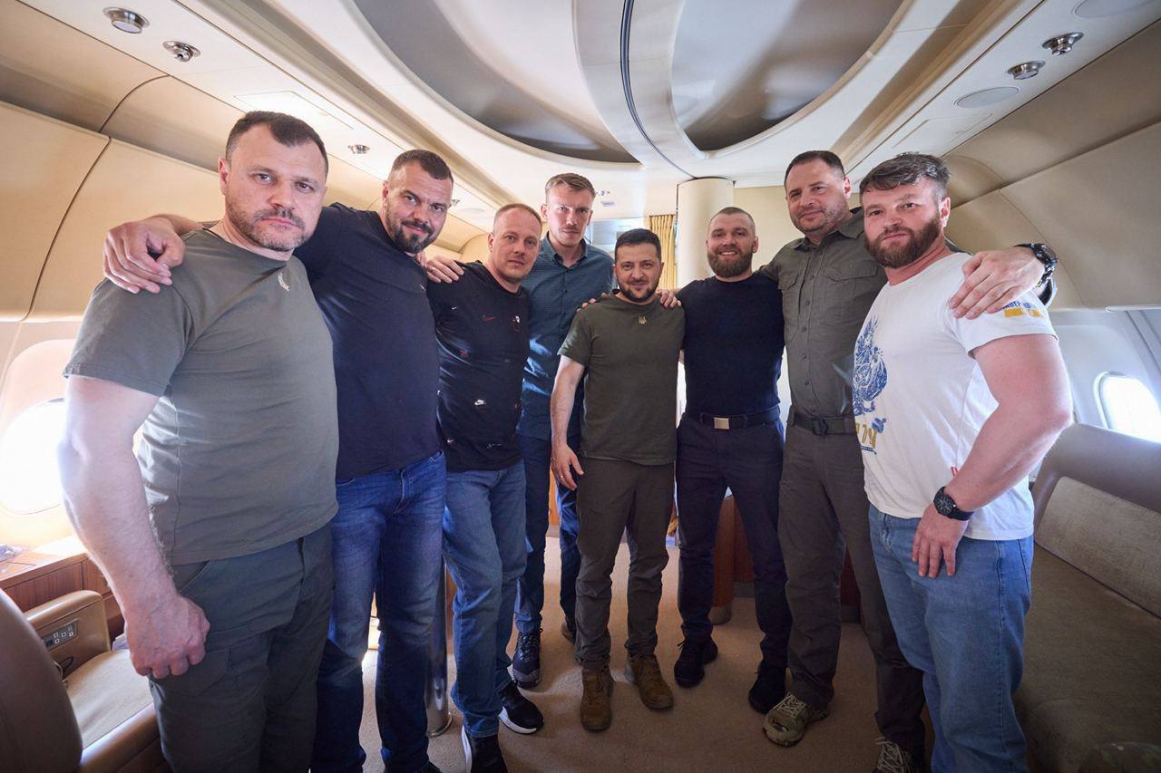 До України повернулися командири з "Азовсталі", які майже 10 місяців перебували в Туреччині