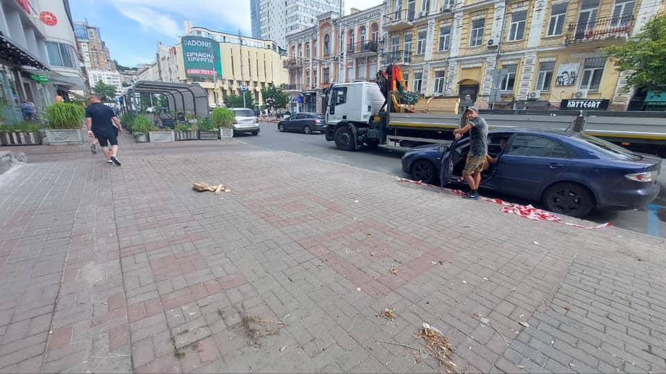 Літній майданчик, що загородив тротуар у центрі Києва, демонтували