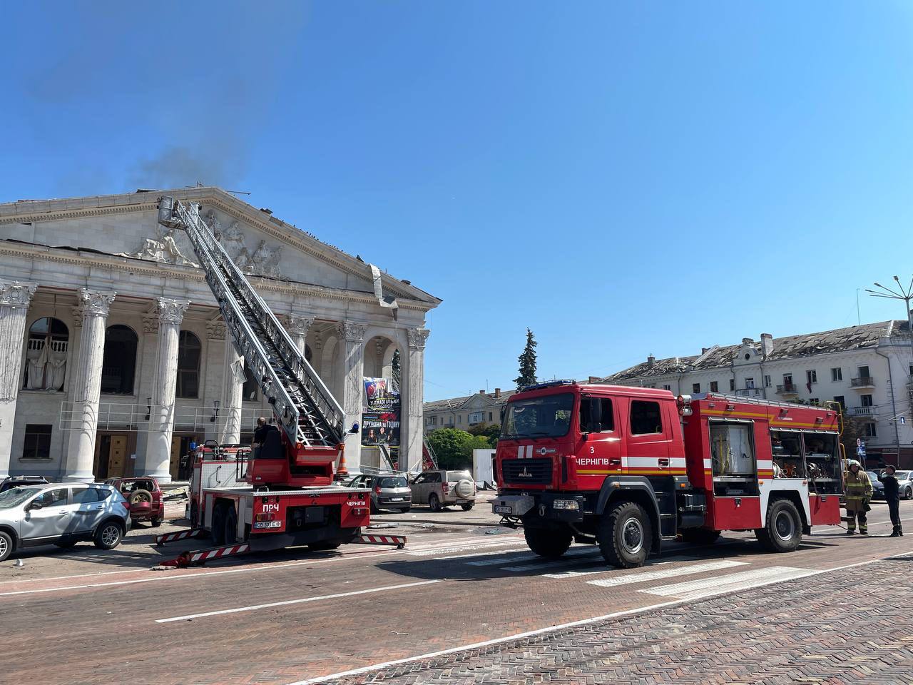Трагедія в Чернігові: росіяни вдарили ракетою по центру міста