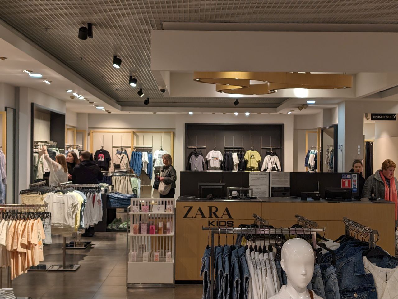 У київських ТРЦ відкрилися магазини Zara, Bershka та Pull&Bear — фото