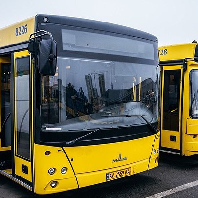 У Києві перекрито низку вулиць, громадський транспорт курсує зі змінами руху - 412x412