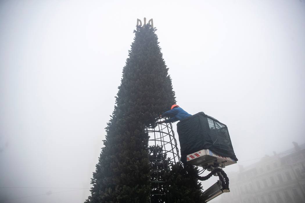 На Софійській площі завершують встановлення різдвяної ялинки