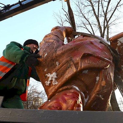 На Київщині з реєстру пам'яток виключили 19 радянських пам'ятників: тепер їх можуть знести - 412x412