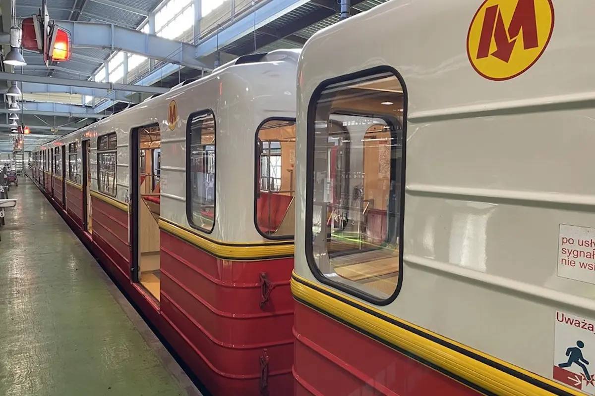 Вагони метро, які Києву подарувала Варшава, прибудуть вже у березні