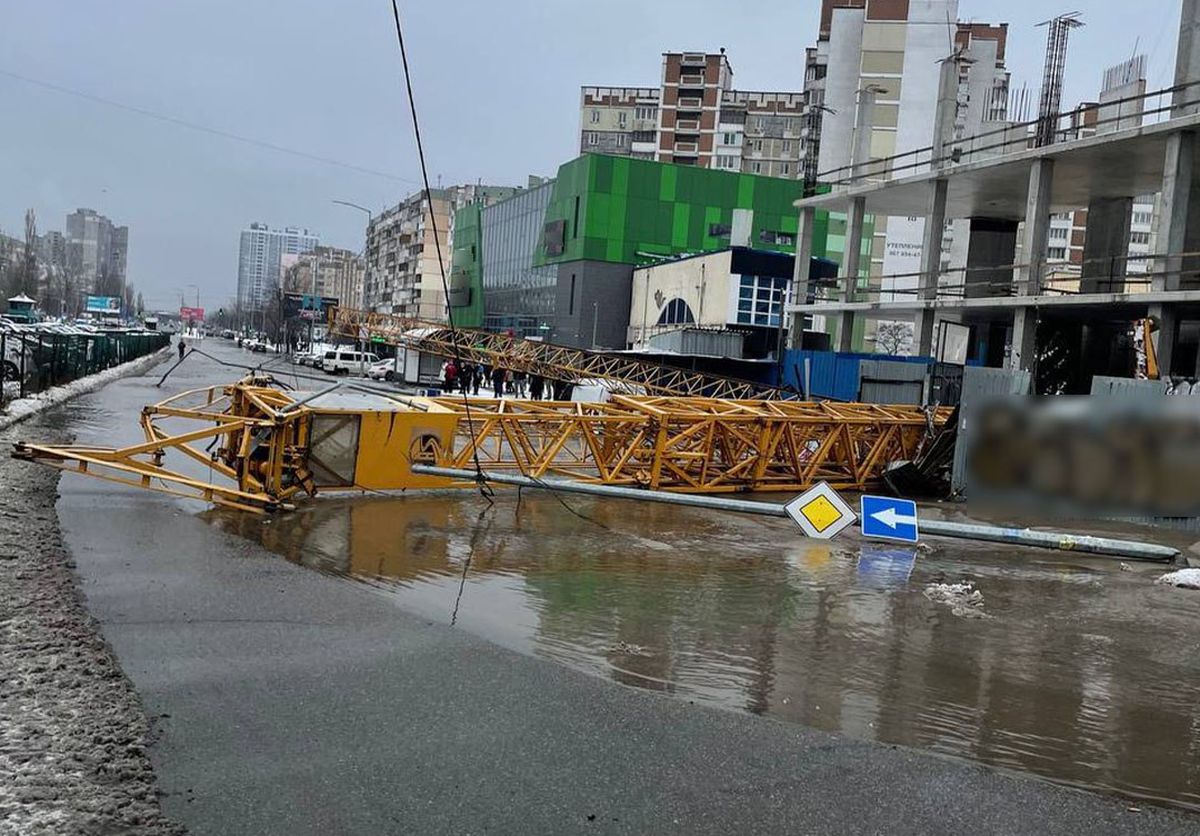 На Позняках на дорогу впав будівельний кран: там перекрито рух та затоплено вулицю