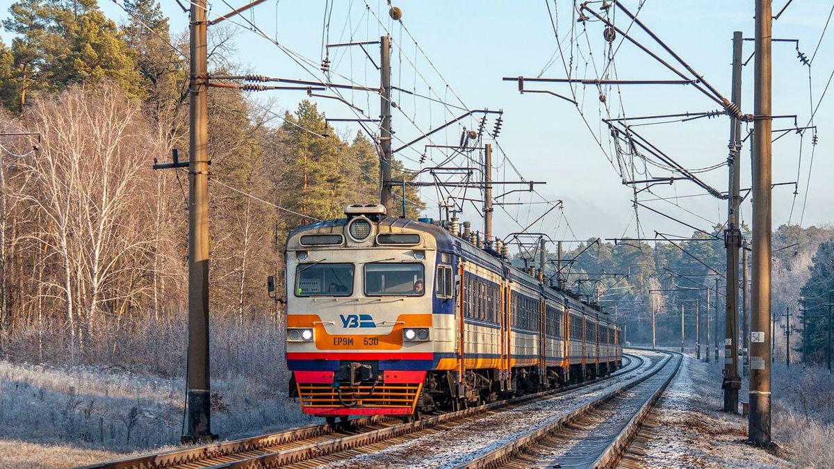 Міська електричка тимчасово змінить маршрут: подробиці