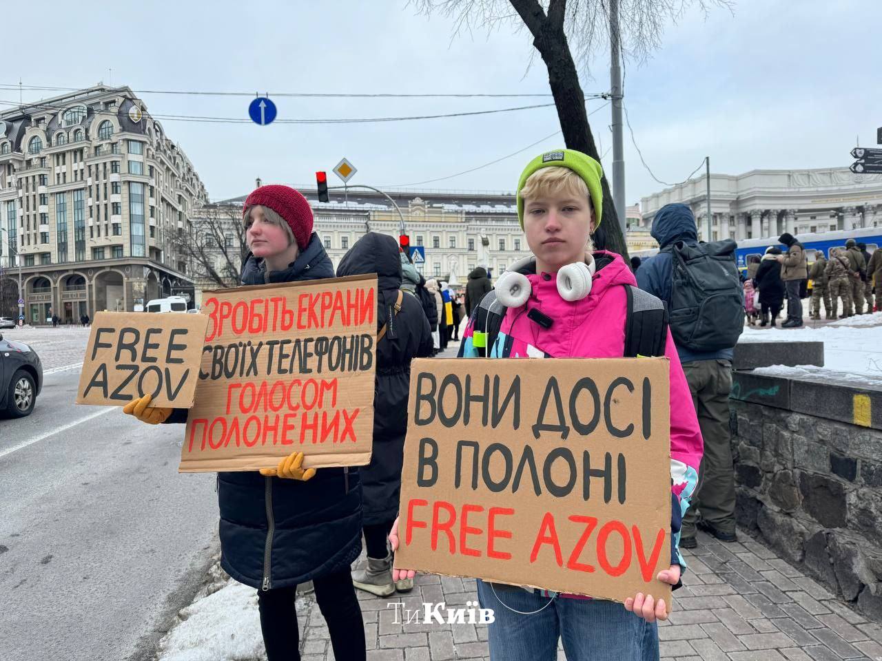 У Києві родичі військовополонених провели акцію Free Azov