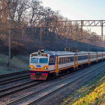 Міська електричка змінює колії посадки та висадки пасажирів: розклад - 412x412