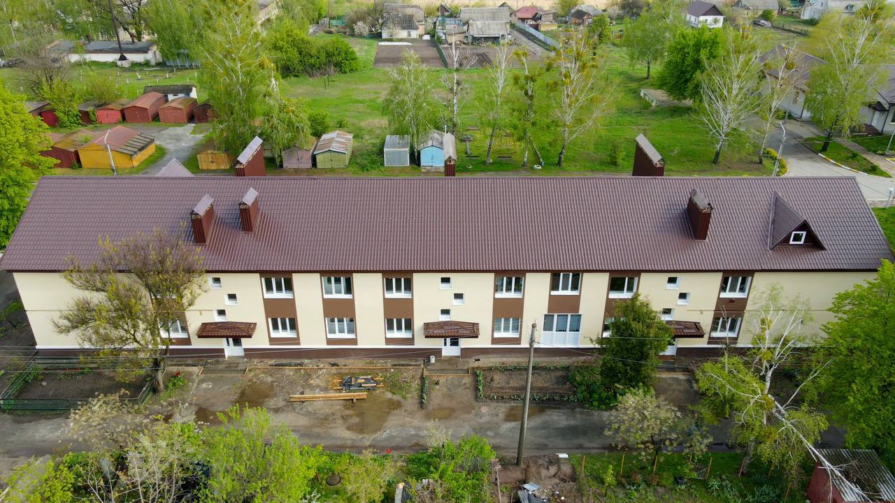 На Київщині відновили пошкоджену російським снарядом двоповерхівку: фото