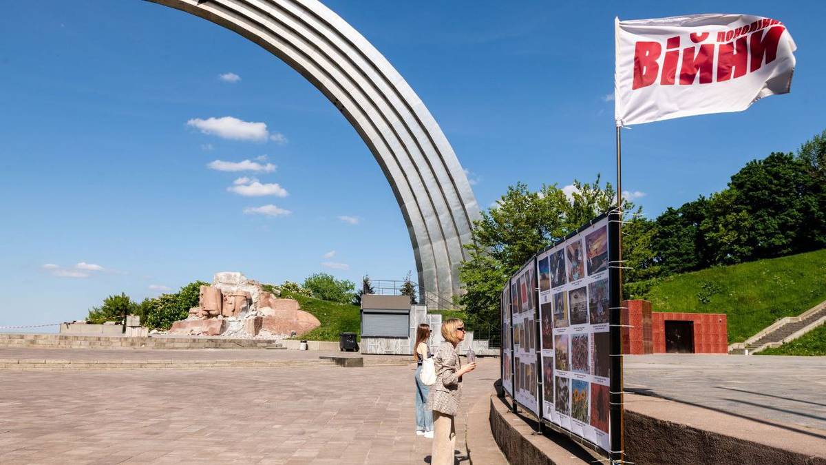 У київському парку виставляють 99 робіт від митців з різних країн