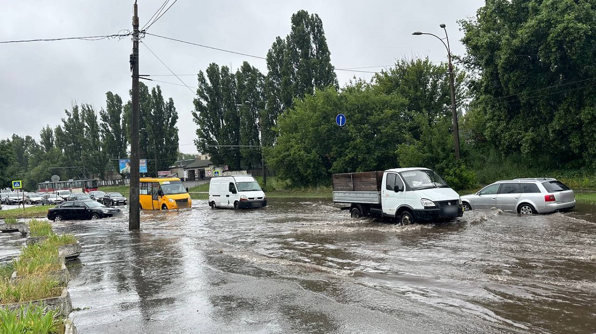 Дощі в Києві: водіям і пішоходам нагадали про правила безпеки
