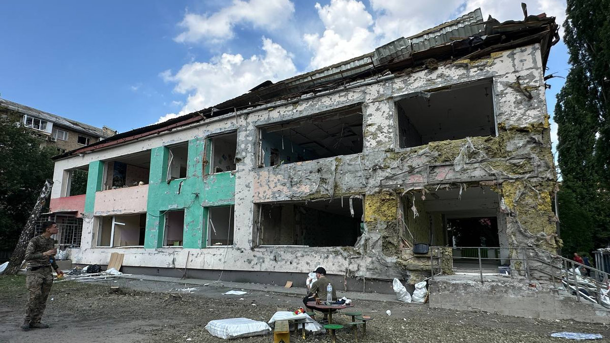 У Голосіївському районі відремонтують дитсадок, який був пошкоджений від російського обстрілу