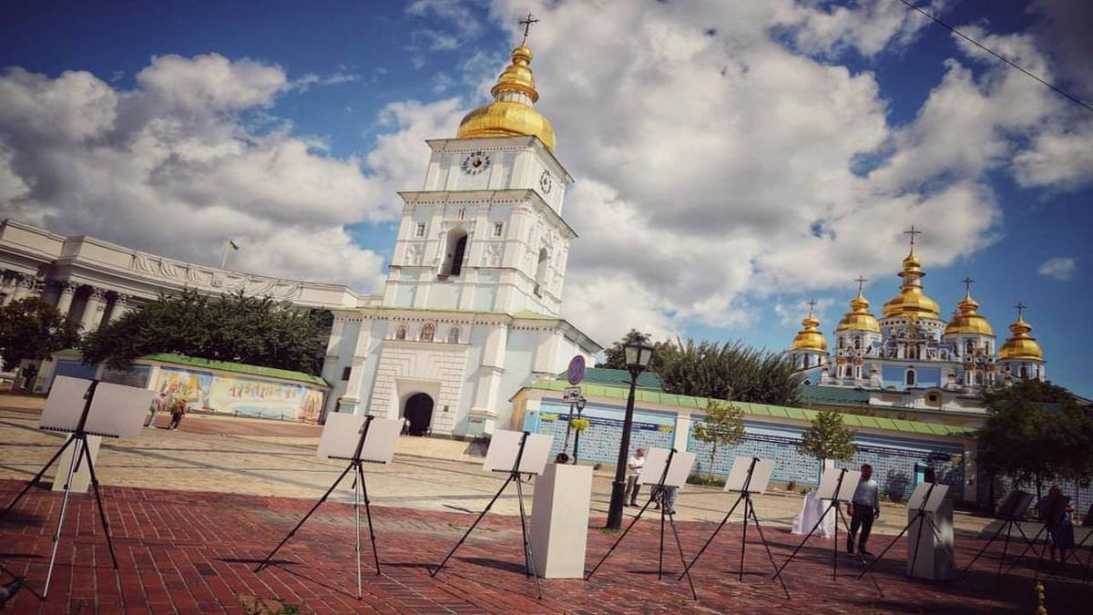 У центрі столиці з'явилася "Алея незламних міст"