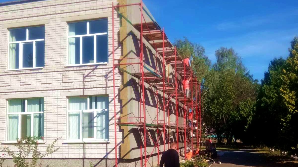 У Київській області відновлюють ще один пошкоджений російськими обстрілами ліцей: фото