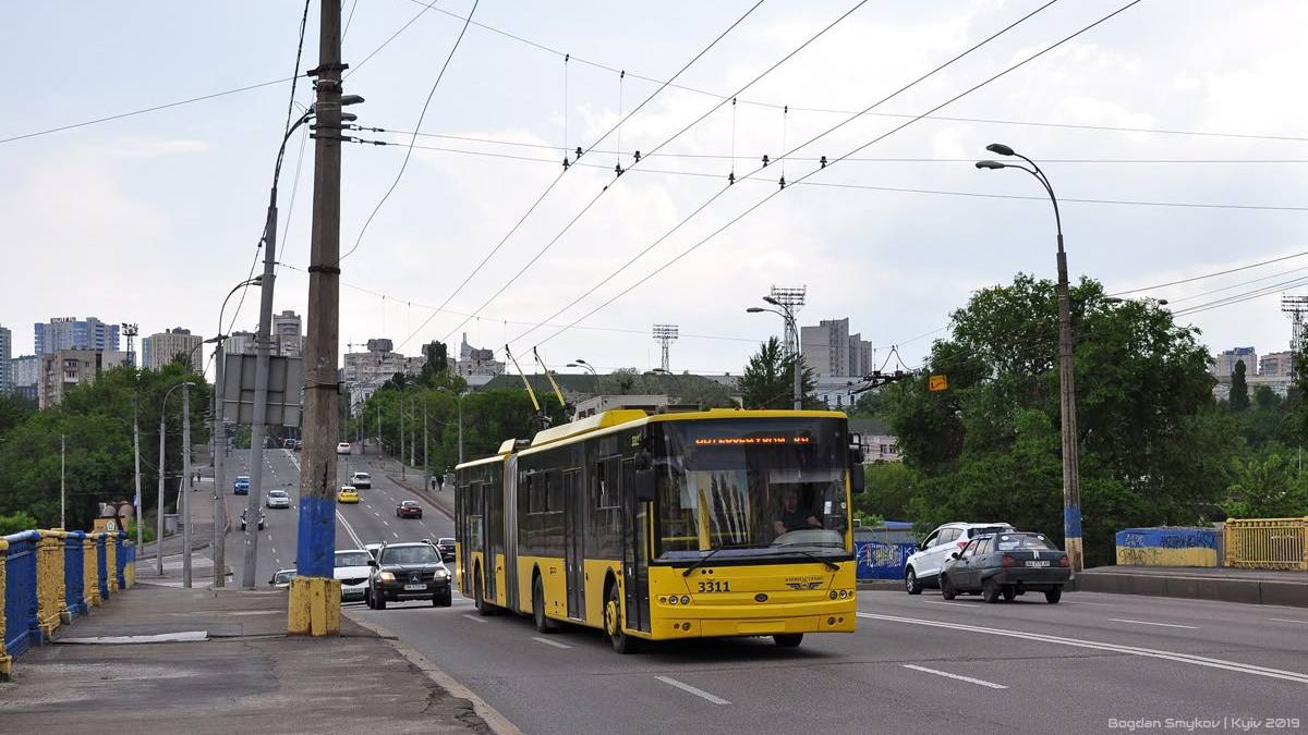 У Києві руйнується Повітрофлотський шляхопровід: там заборонили рух тролейбусів-"гармошок"