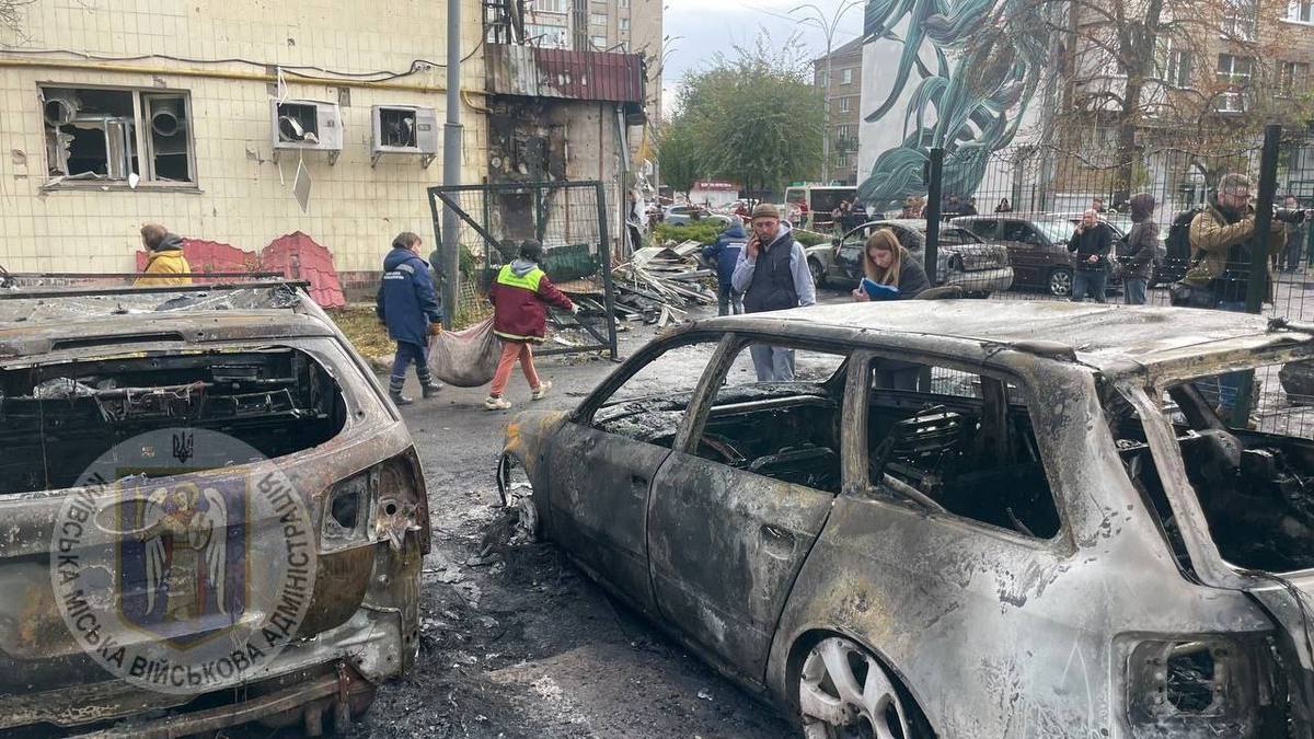 Нічна атака на Київ: показали наслідки падіння "шахедів" у двох районах