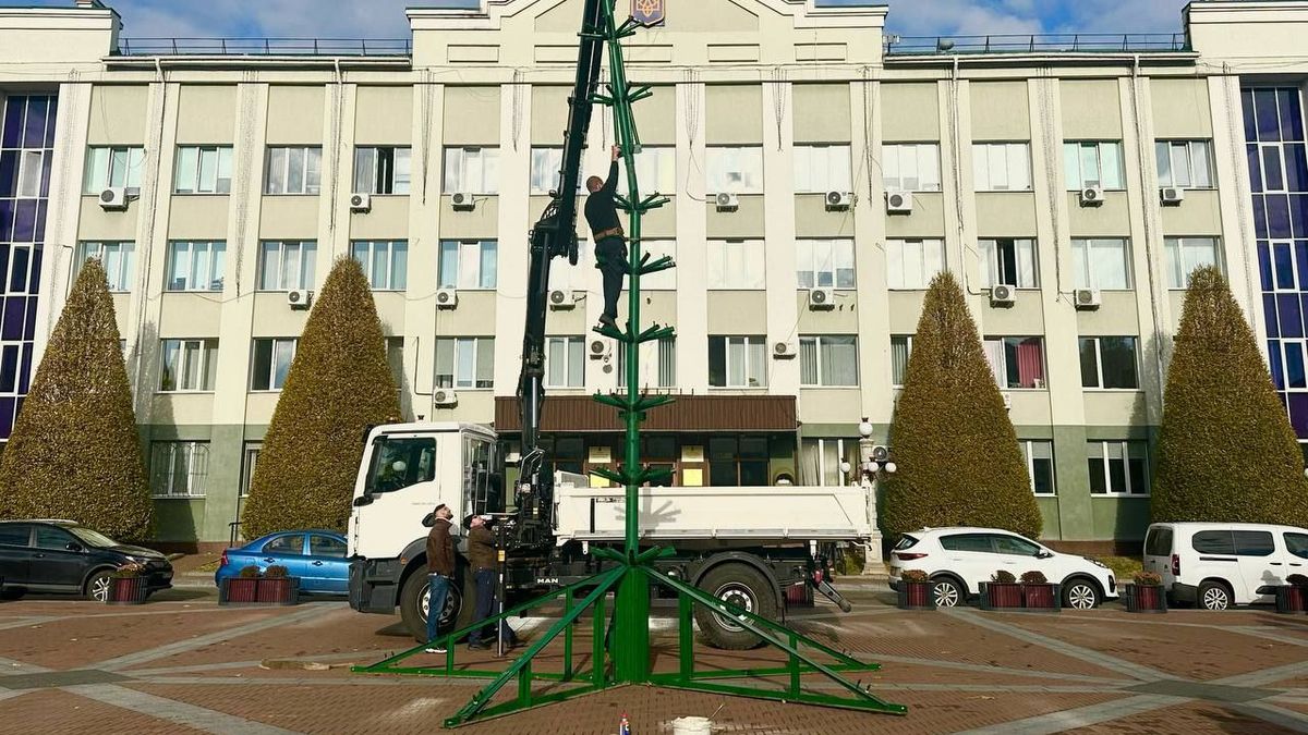 В Ірпені встановлюють новорічну ялинку: фото