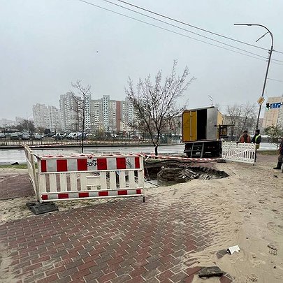 Частина проспекту Григоренка пішла під воду через прорив труби: яка ситуація зараз - 412x412