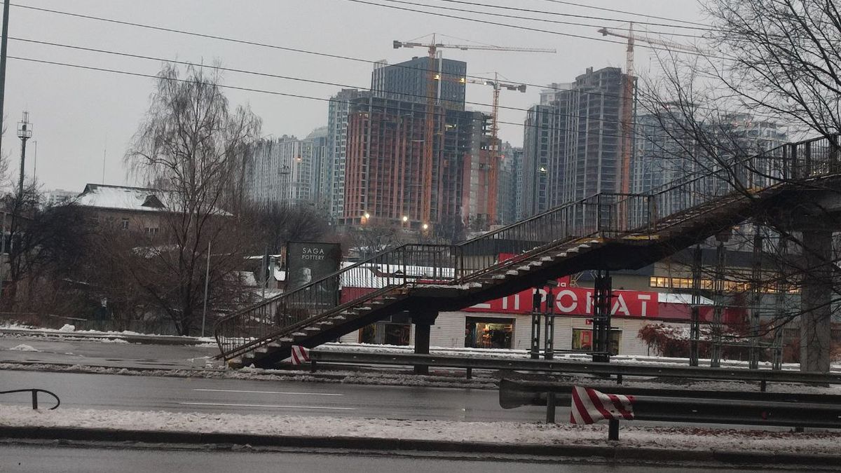 На Саперно-Слобідській відкрили надземний перехід, який закривали на ремонт