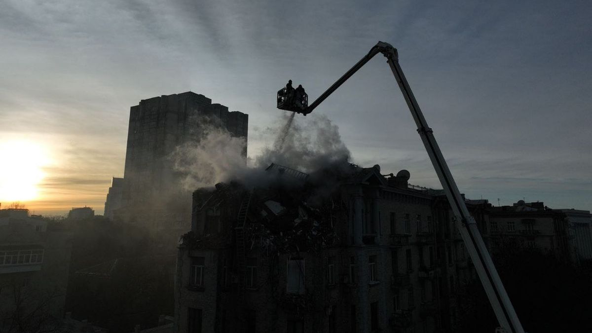 Атака ворожих БпЛА на Київ: уламки дрона впали на дах корпусу Нацбанку