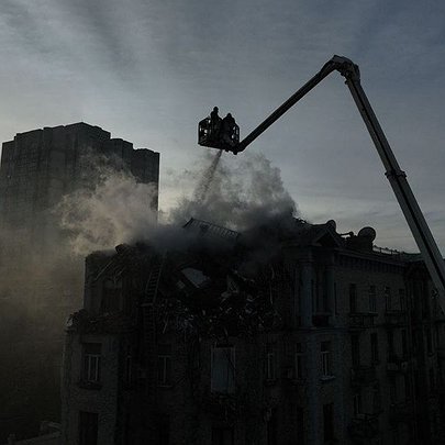 Атака ворожих БпЛА на Київ: уламки дрона впали на дах корпусу Нацбанку - 412x412