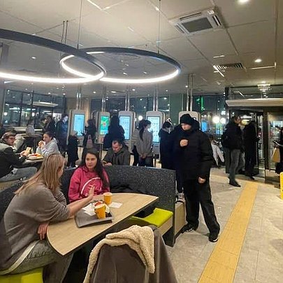 Один із перших McDonald's у Києві знову відкрили після ремонту - 412x412