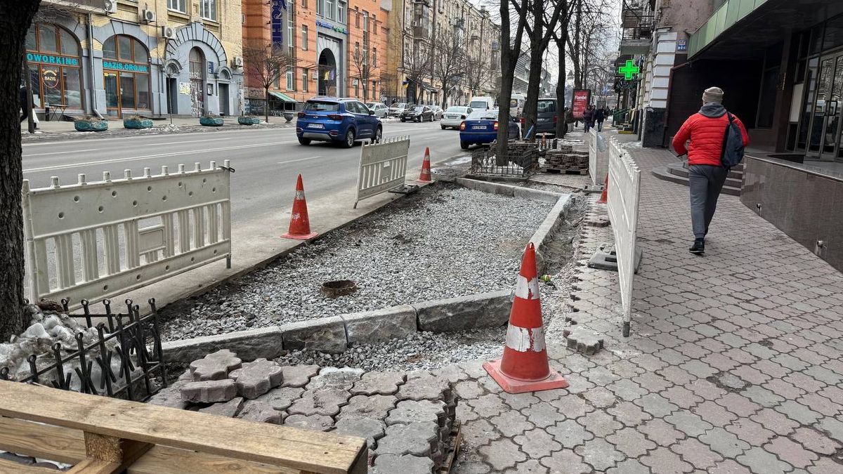 "Забирають простір у пішоходів": у Шевченківському районі облаштовують паркувальні кишені