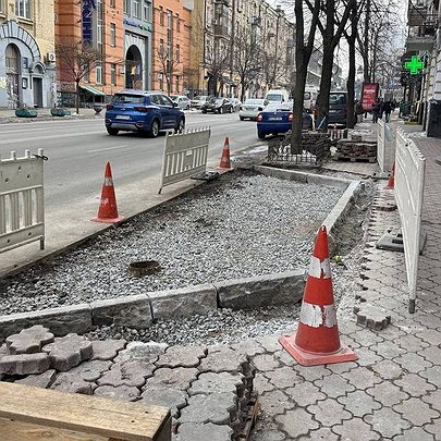 "Забирають простір у пішоходів": у Шевченківському районі облаштовують паркувальні кишені - 412x412