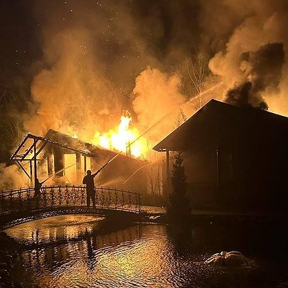 Російська атака на Київщину: горів ресторанний комплекс, пошкоджено будинки - 412x412