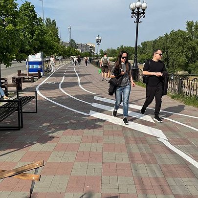 Стало відомо, хто намалював "неправильну" велодоріжку на Оболонській набережній - 412x412