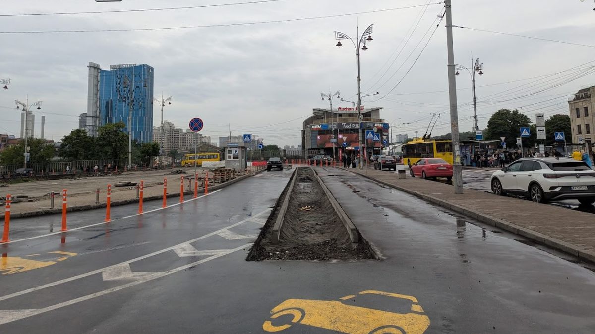 На Вокзальній площі облаштовують острівець у зоні Kiss & Ride