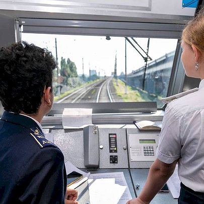 Укрзалізниця влаштовує екскурсійний рейс Київською міською електричкою: нею керуватимуть підлітки - 412x412