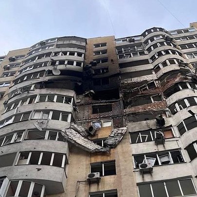 Комбінований обстріл Києва: є загиблі та постраждалі, уламки БпЛА впали на рейки метро - 412x412