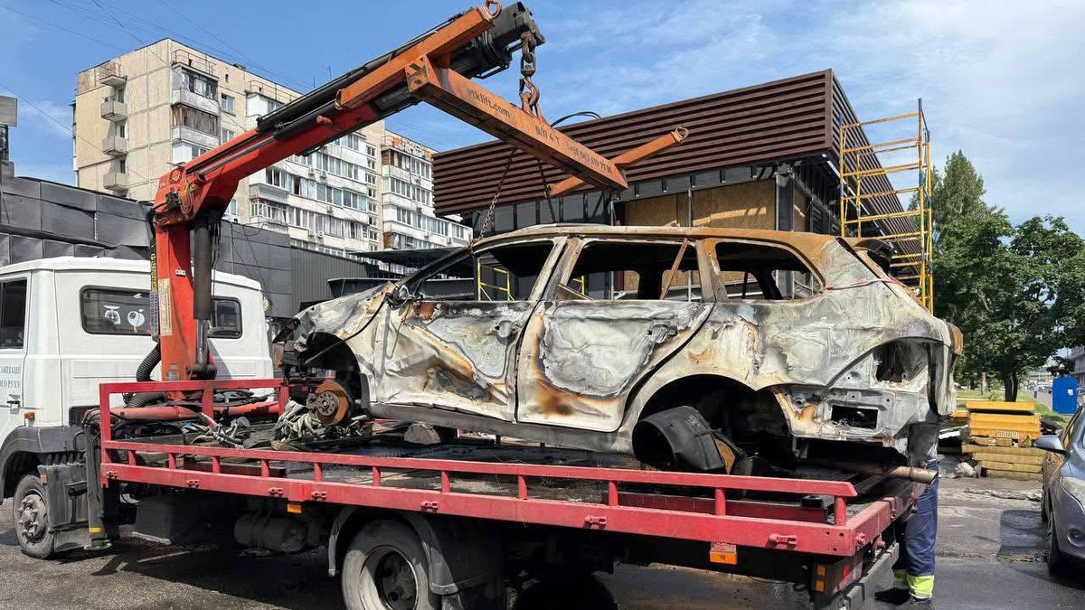 З вулиць Києва прибрали понад 600 покинутих та знищених обстрілами авто: які райони лідирують