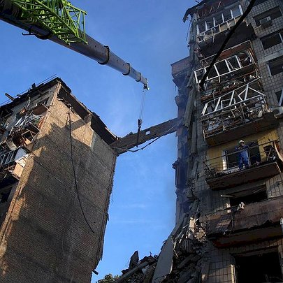 Наслідки атаки на Київ 17 червня: зруйнований цілий під'їзд будинку, понад сотня постраждалих, є загиблі - 412x412