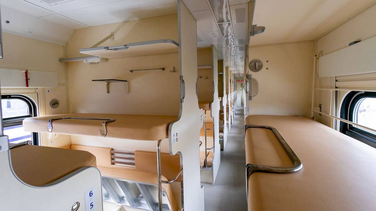 Зручні полички та манеж для немовлят: Укрзалізниця отримала нові плацкартні вагони