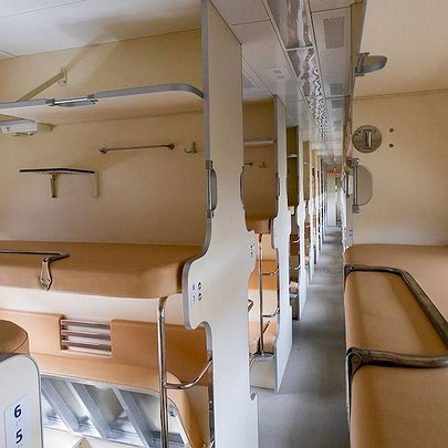 Зручні полички та манеж для немовлят: Укрзалізниця отримала нові плацкартні вагони - 412x412