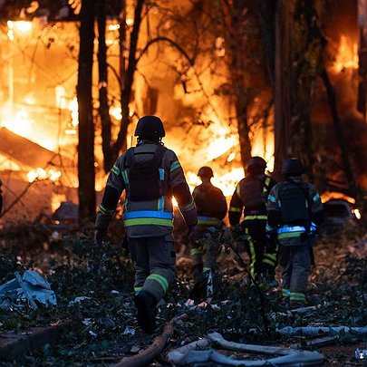 У Києві через обстріл пошкоджено пожежну частину - 412x412