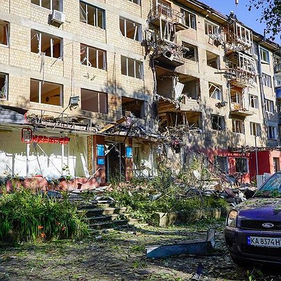 Понад 20 локацій з пошкодженнями та постраждалі: наслідки масованого обстрілу Києва 4 липня - 412x412