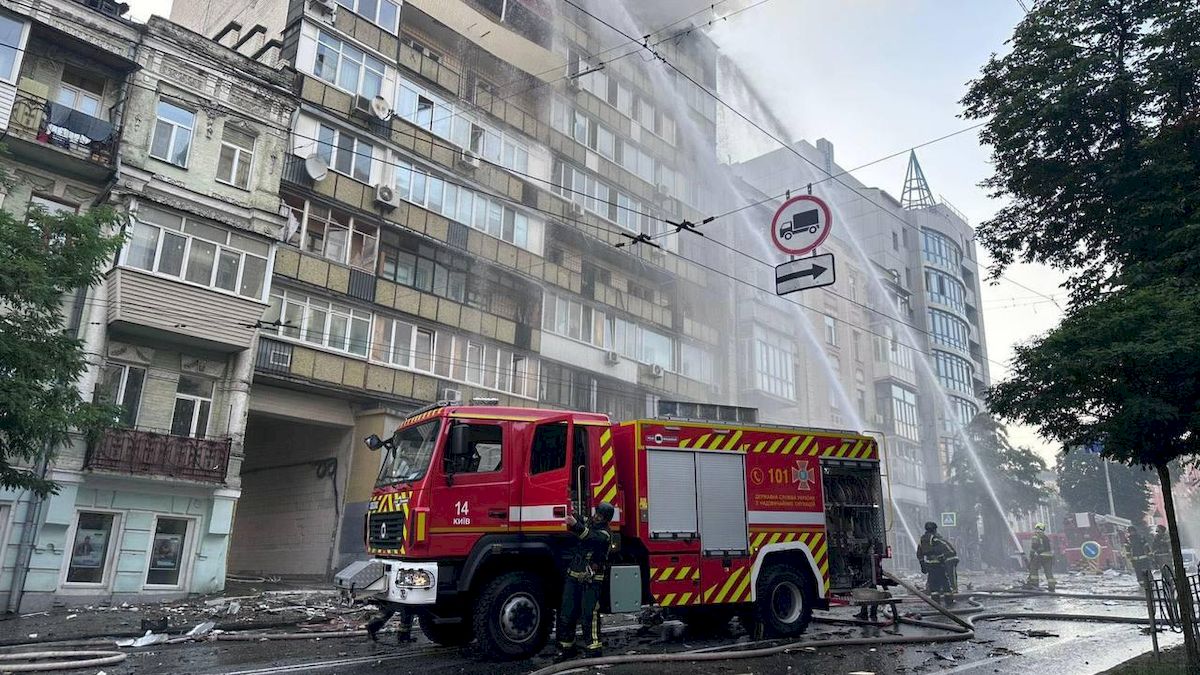 У двох районах Києва розгорнули штаби допомоги постраждалим від обстрілу