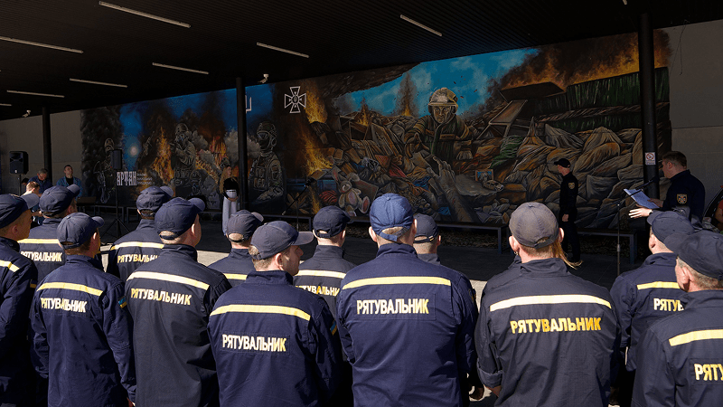Рятувальникам відкрили мурал на вокзалі у Києві