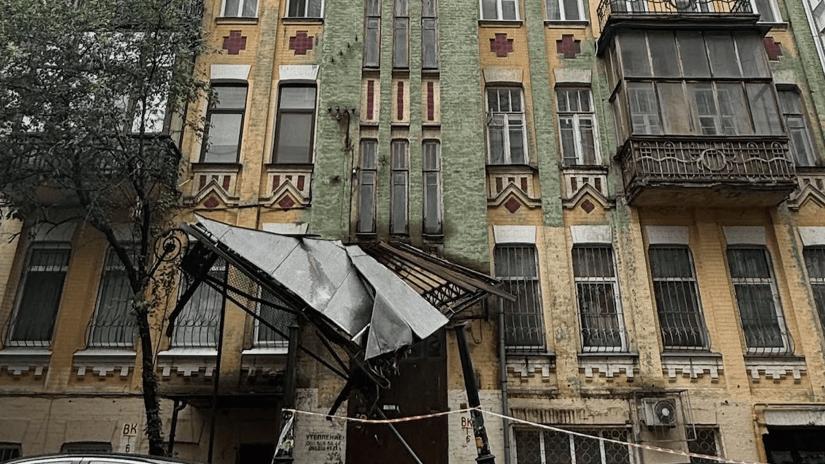 На Лук'янівці відремонтують сторічний будинок, який пошкодила негода
