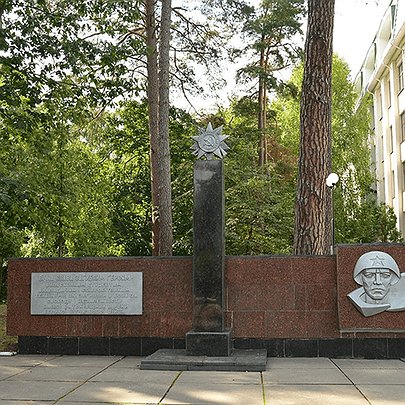 В Ірпені демонтують радянський меморіал на Алеї Слави - 412x412