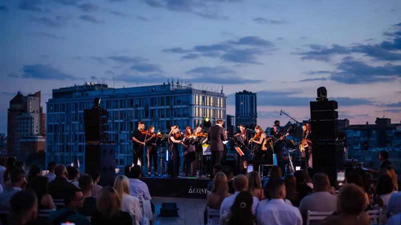 оркестр на даху ТРЦ Гулівер