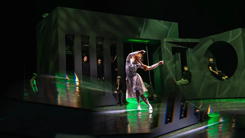 Аліса в задзеркаллі вистава