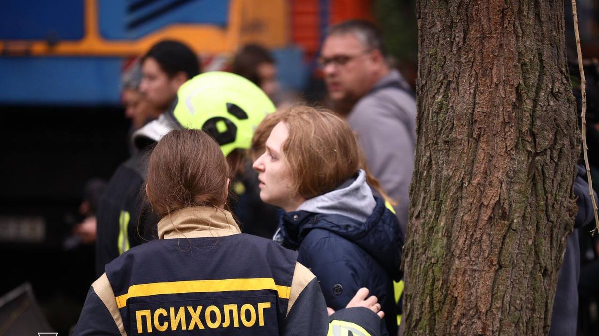 У чотирьох столичних районах розгорнуто штаби допомоги постраждалим від обстрілу: адреси