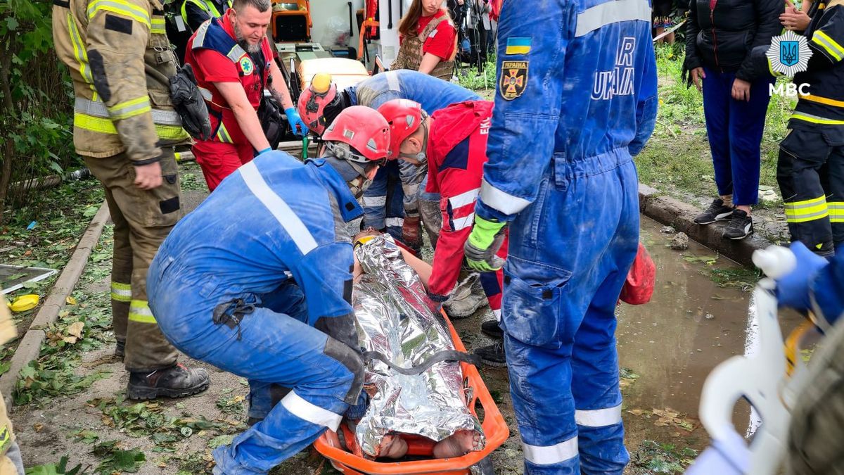 Рятувальники показали, як врятували чоловіка з-під завалів: фото, відео